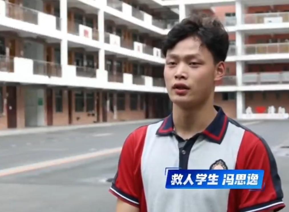 上课前，学生突然来电：“老师，我晚点到，救个人！”
 
一通简短的请假电话，背后