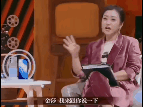 歌手金莎之前参加《我就是演员》，作为评委的郝蕾对她作出了犀利点评：“金莎，我觉得