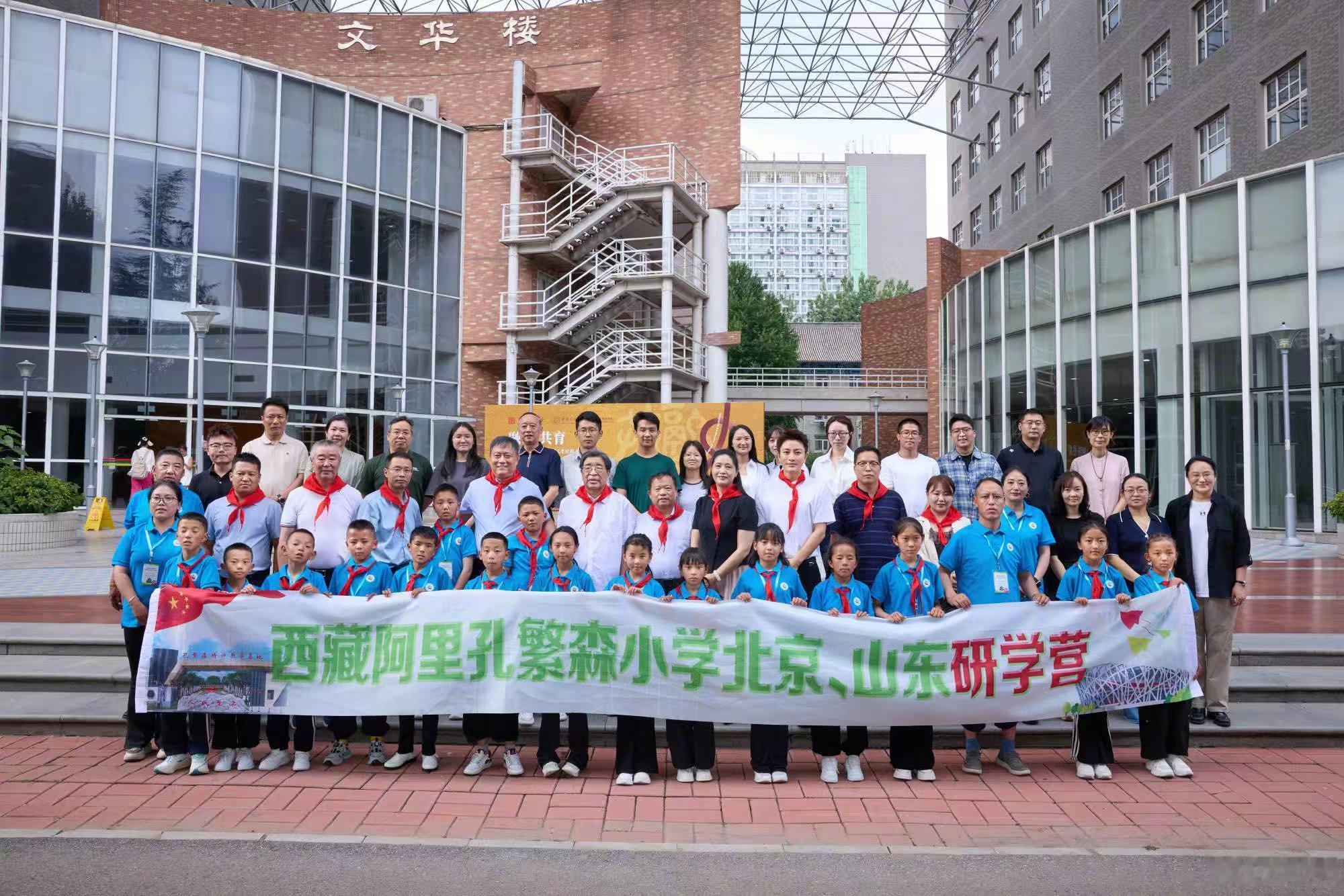 贾乃亮参与西藏研学营 西藏那片高原上，贾乃亮陪着孩子们走过了很有意义的一段路。不