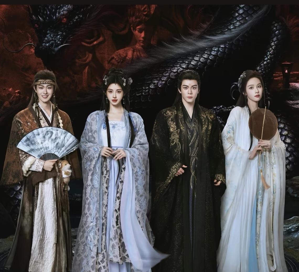 郭敬明暗戳戳地偏袒，也不是没有道理的。

虽说《月鳞绮纪》海报，为追求公平连每个