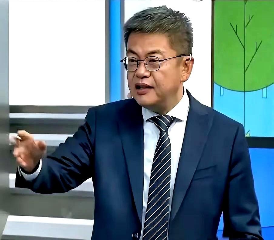 随着中国队两连败给韩国队，赛后苏群老师说出了大实话：有史以来，这是他第一次没有完