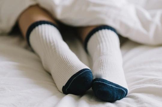 穿袜子睡觉睡眠质量或更好穿袜子睡觉对多数人能改善睡眠，尤其适合手脚冰凉、秋冬怕冷