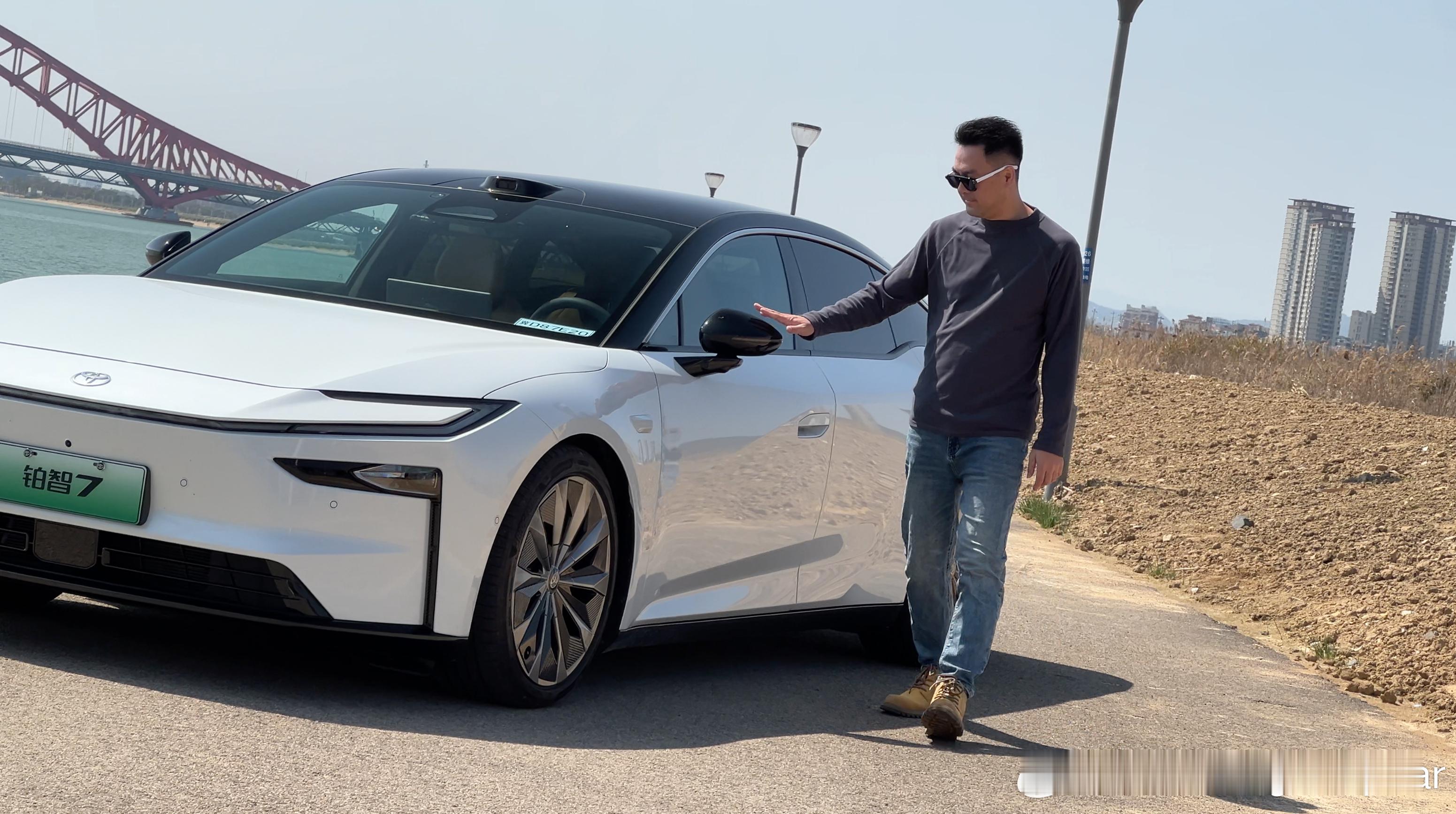 早几年买电车那会儿，Model 3还是个社交货币。身边提车的人发朋友圈，配文多半