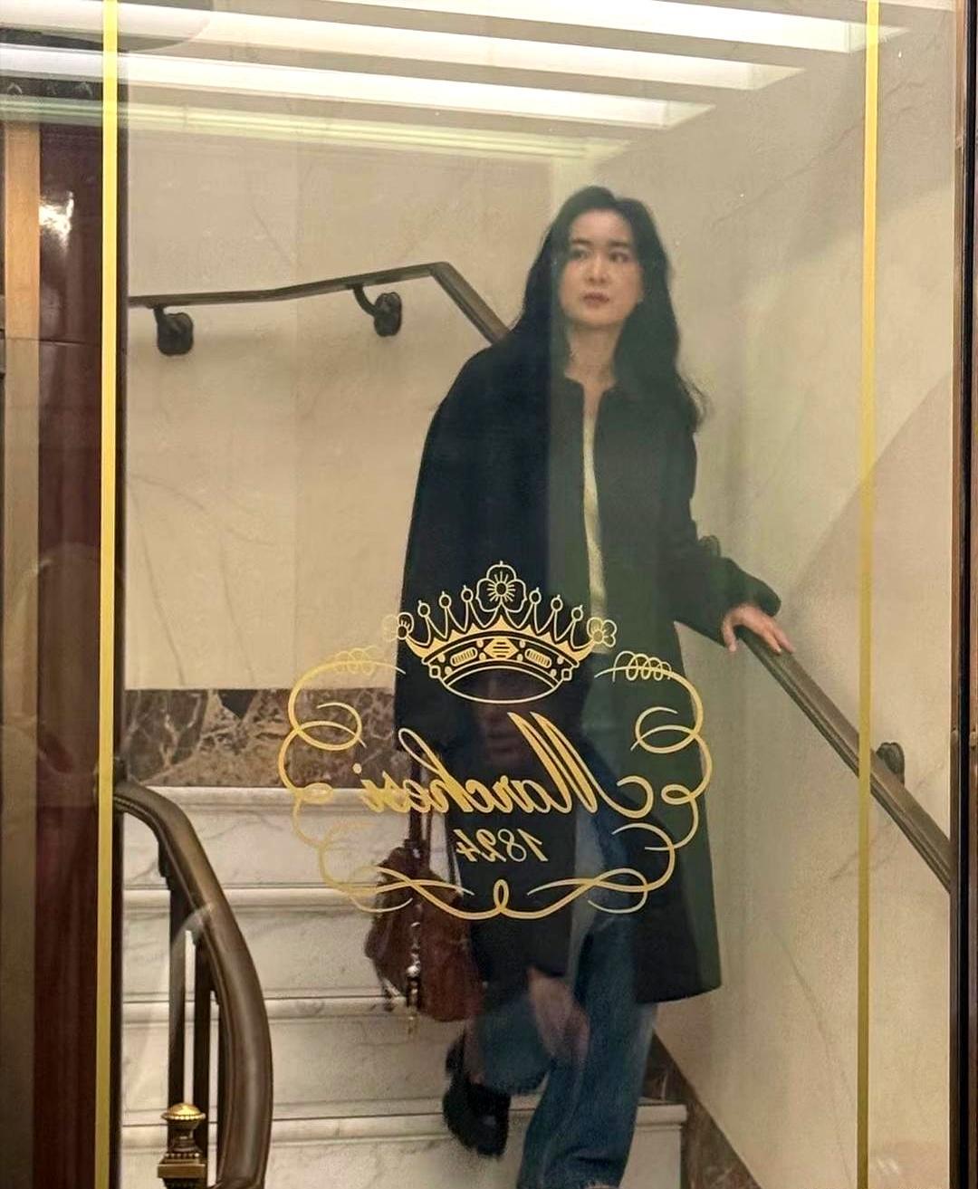 44岁贾玲再瘦20斤！
 
昨天米兰街头被拍，下颌线像刀切，网友：这是张小斐？