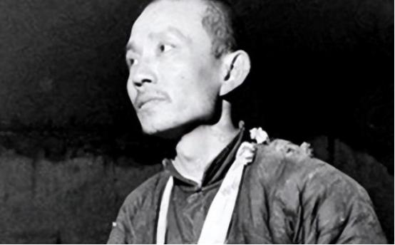 1943年，新四军团长汤景延叛变，打死3名战士后，又带着600多人投敌，有人提议