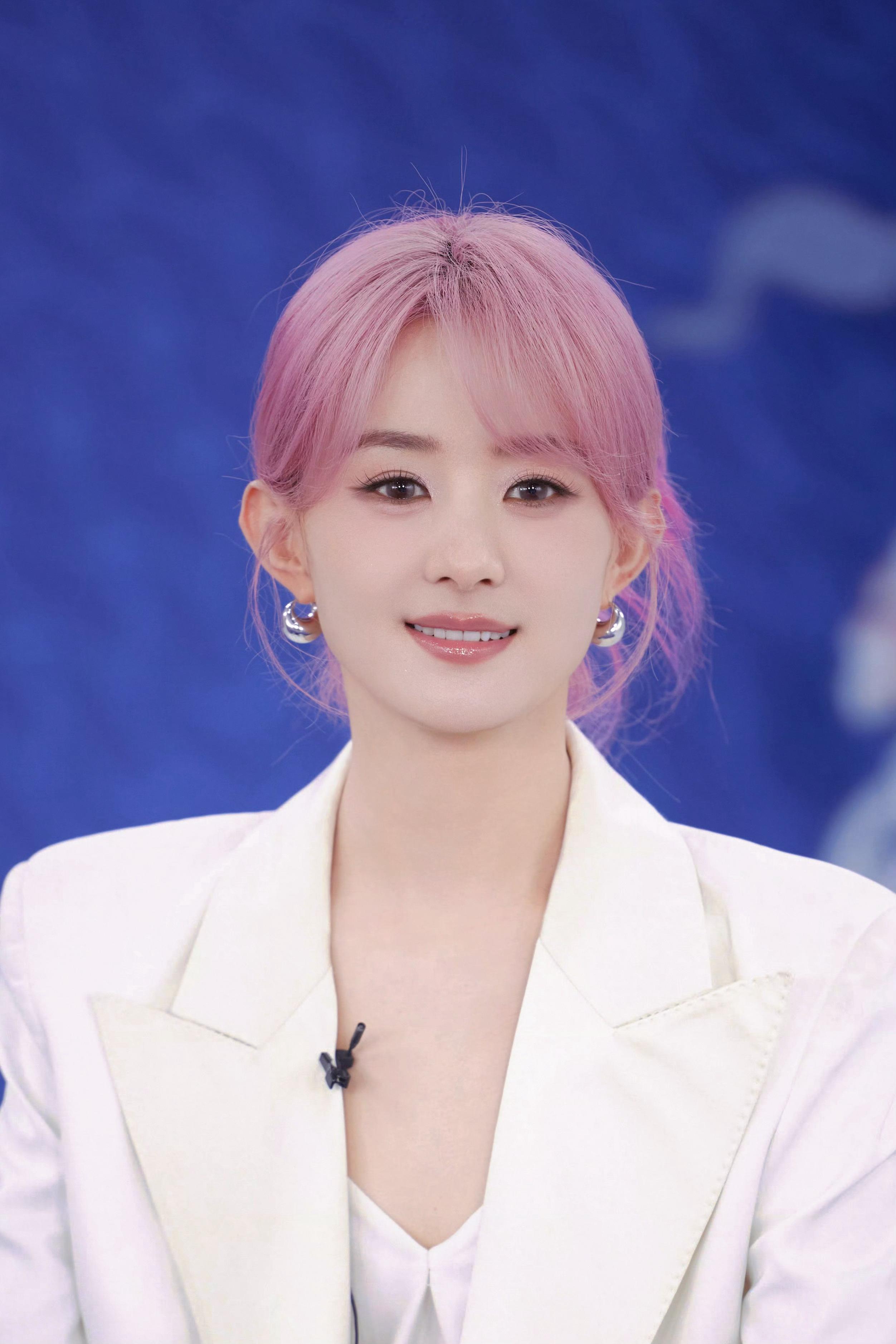 粉色头发的赵丽颖就这样轻轻松松美赢了… ​​​
