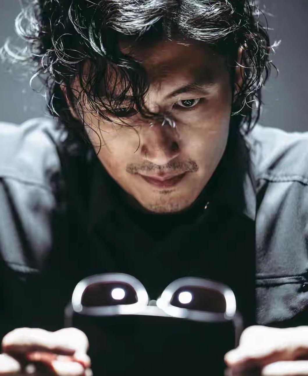 谢霆锋现在最大的问题是，演愤怒戏时容易过，突然大喊大叫，吓人一跳，感觉挺尴尬的。