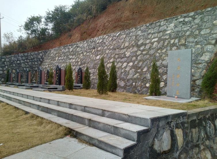 1949年，湘西游击纵队警卫中队长易鹏飞不幸被俘，残暴的土匪劝降未果后，竟然把他