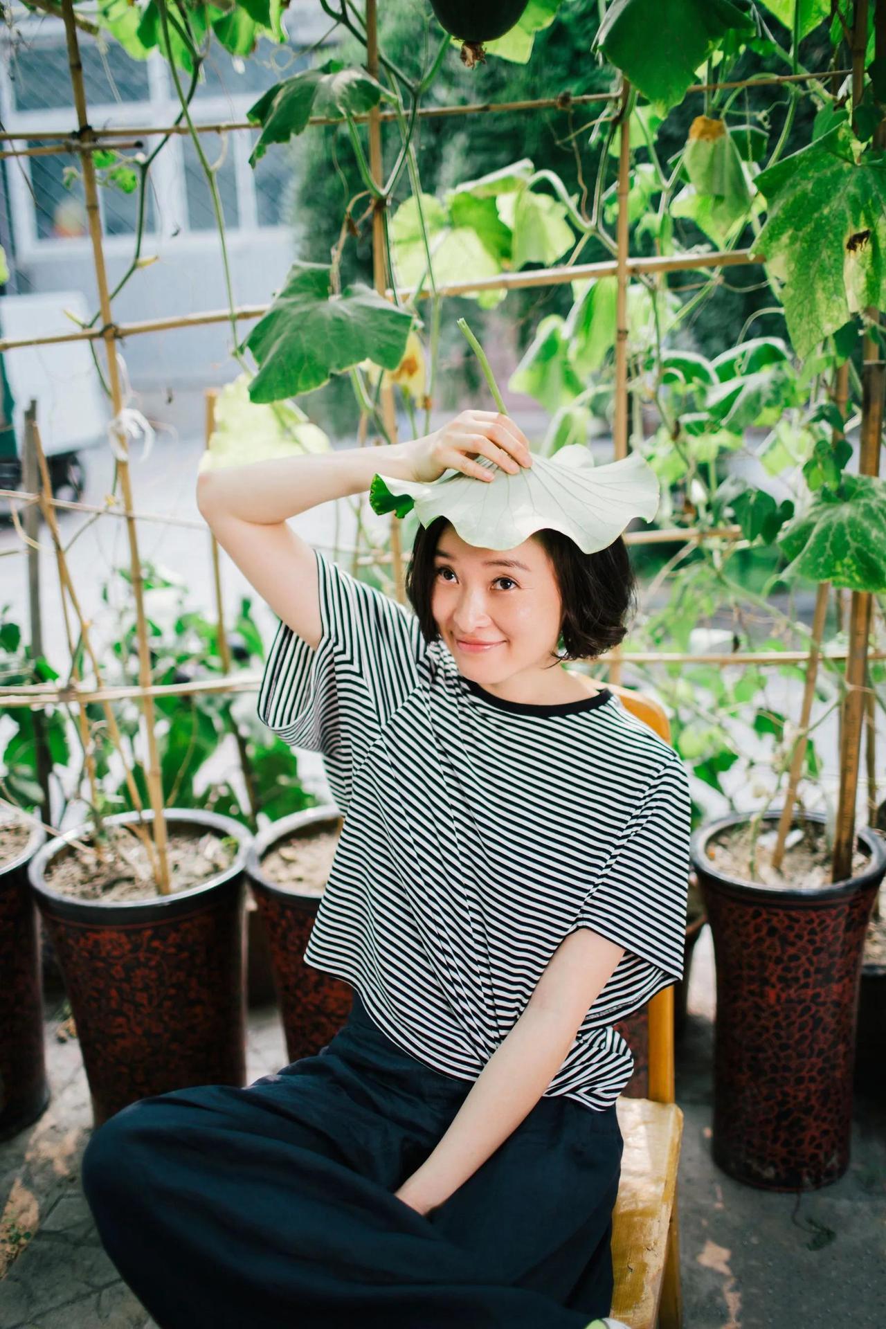 51岁吴越和闺蜜相约出游！一身休闲装扮配清爽短发仍灵气逼人，不结婚，不生娃，偶尔