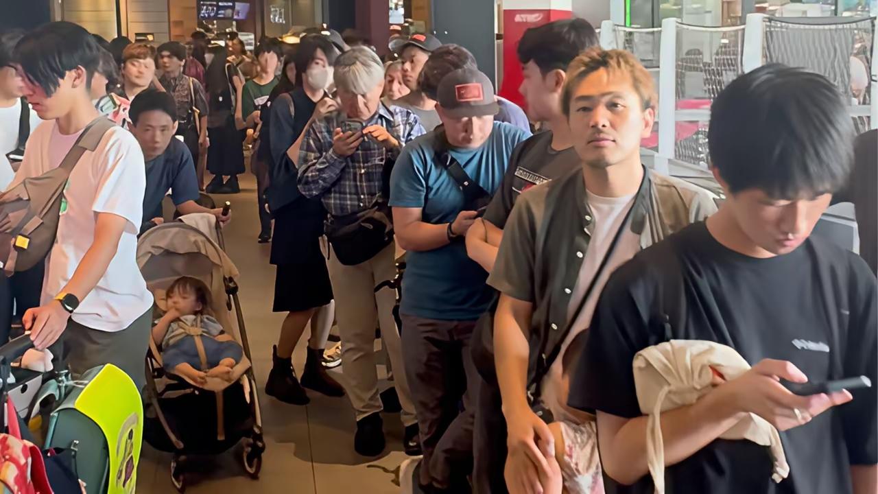 日本民众开始排队买中国相机了，笔者八零后，这一幕似曾相识啊，抚今追昔，我不禁感叹