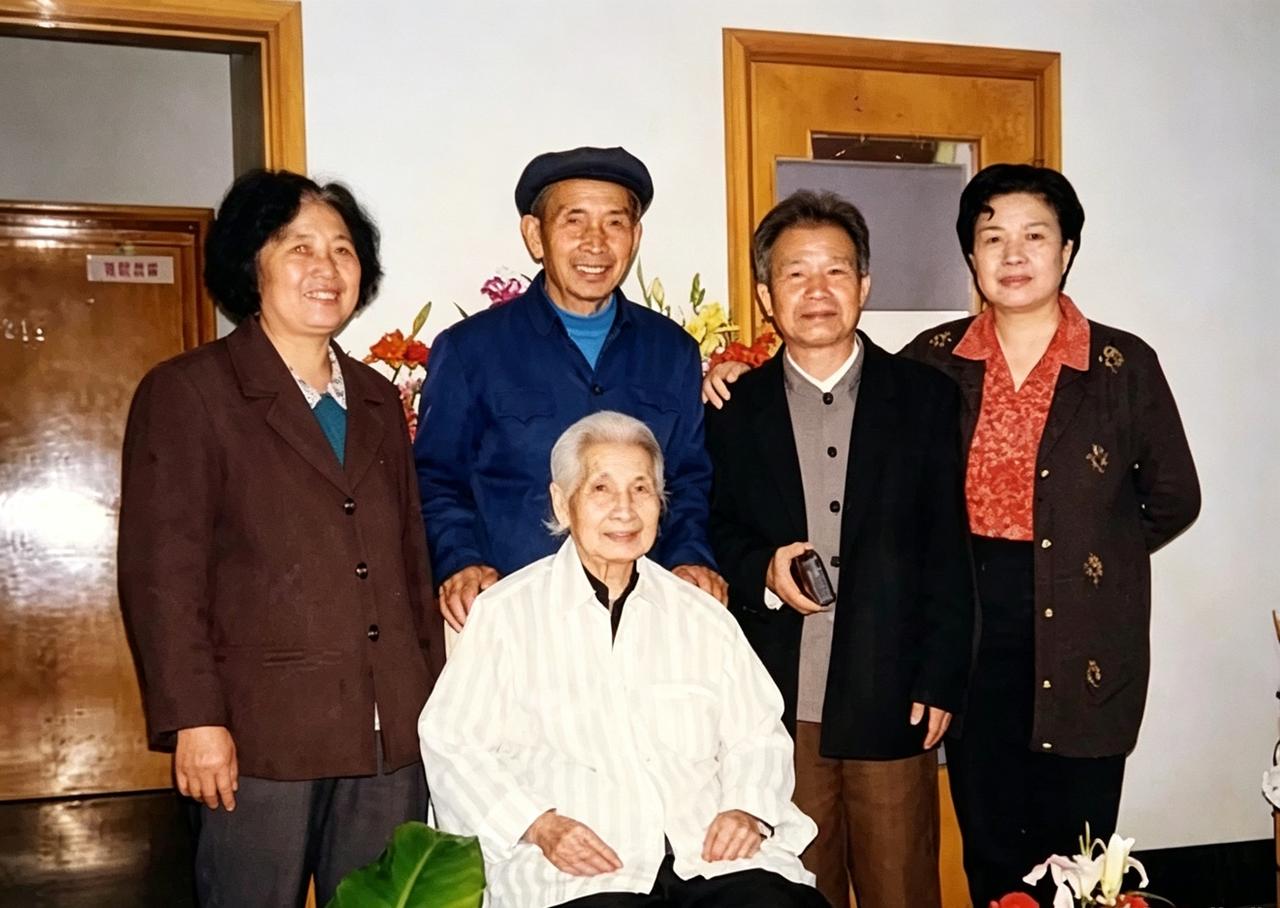 1997年，曾志和两个儿子的留影，一个在家务农，一个从小乞讨为生