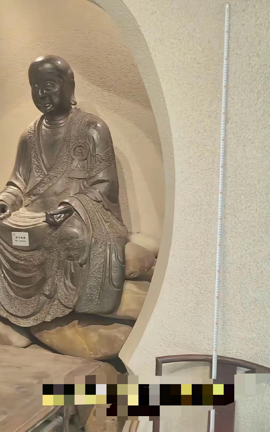 马未都博物馆的那个佛像，现在已经把佛像撤走了，底下留下了一堆石头，我看着这堆石头