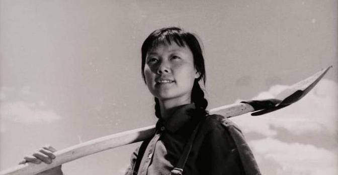 1969年，21岁的女知青廖晓东，为了响应号召，嫁给了一贫如洗的老光棍。新婚夜，