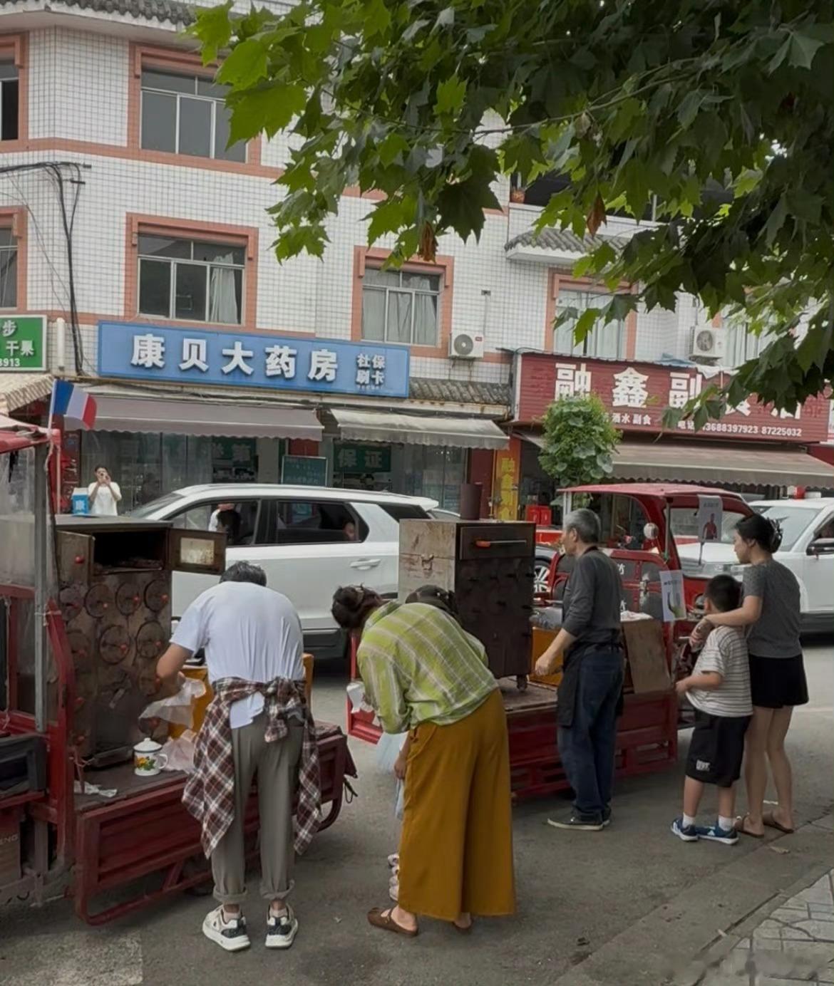 C罗姆巴佩决战地瓜摊之巅路过地瓜摊听见，硬把卢塞尔球场的决战搬到烟火巷子里了。C