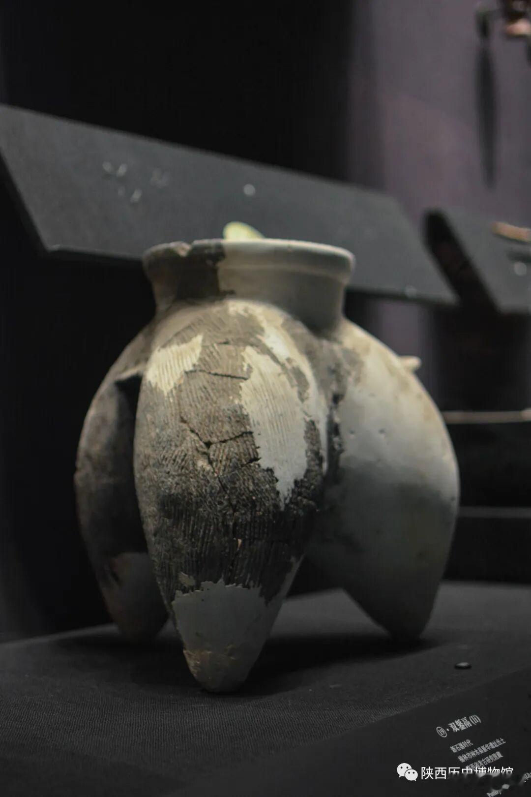 考古新知 模制陶器 当古人觉得手制陶器效率太低时，便发明了“陶器界的‘复制粘贴’