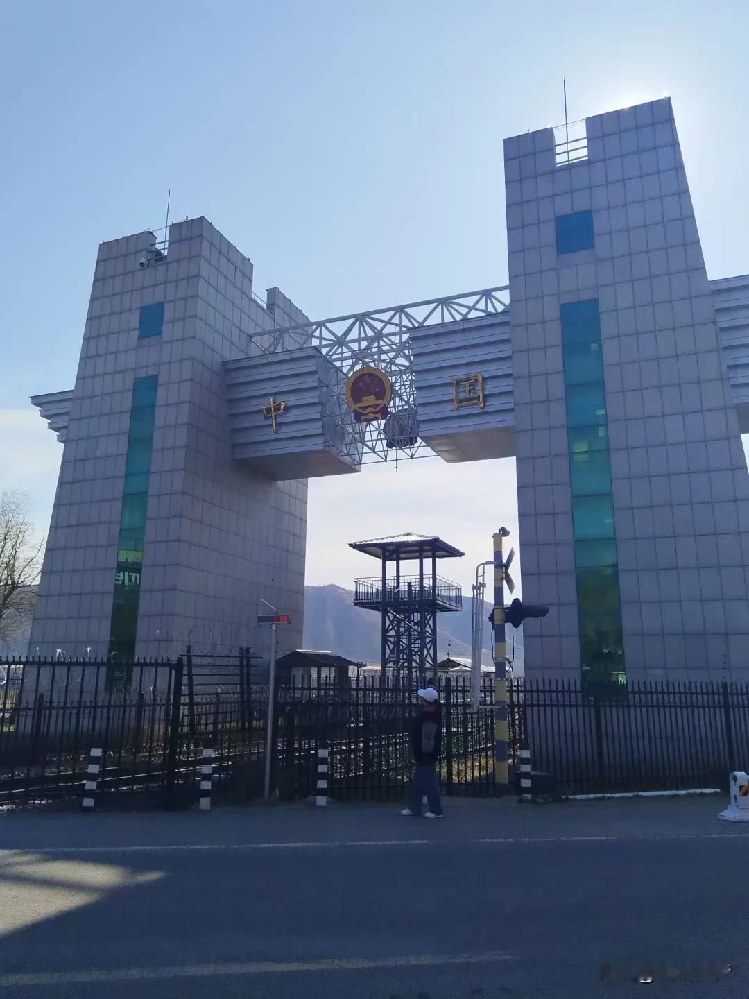 出去走了一圈，钱没少花，人还遭罪，累够呛，三天有一天半在赶路了。去了别人厌倦的地