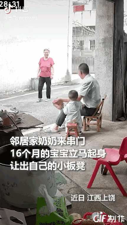 “没想到上人民日报了！”江西上饶，一16个月的宝宝，看见前来串门的邻居奶奶缓步走
