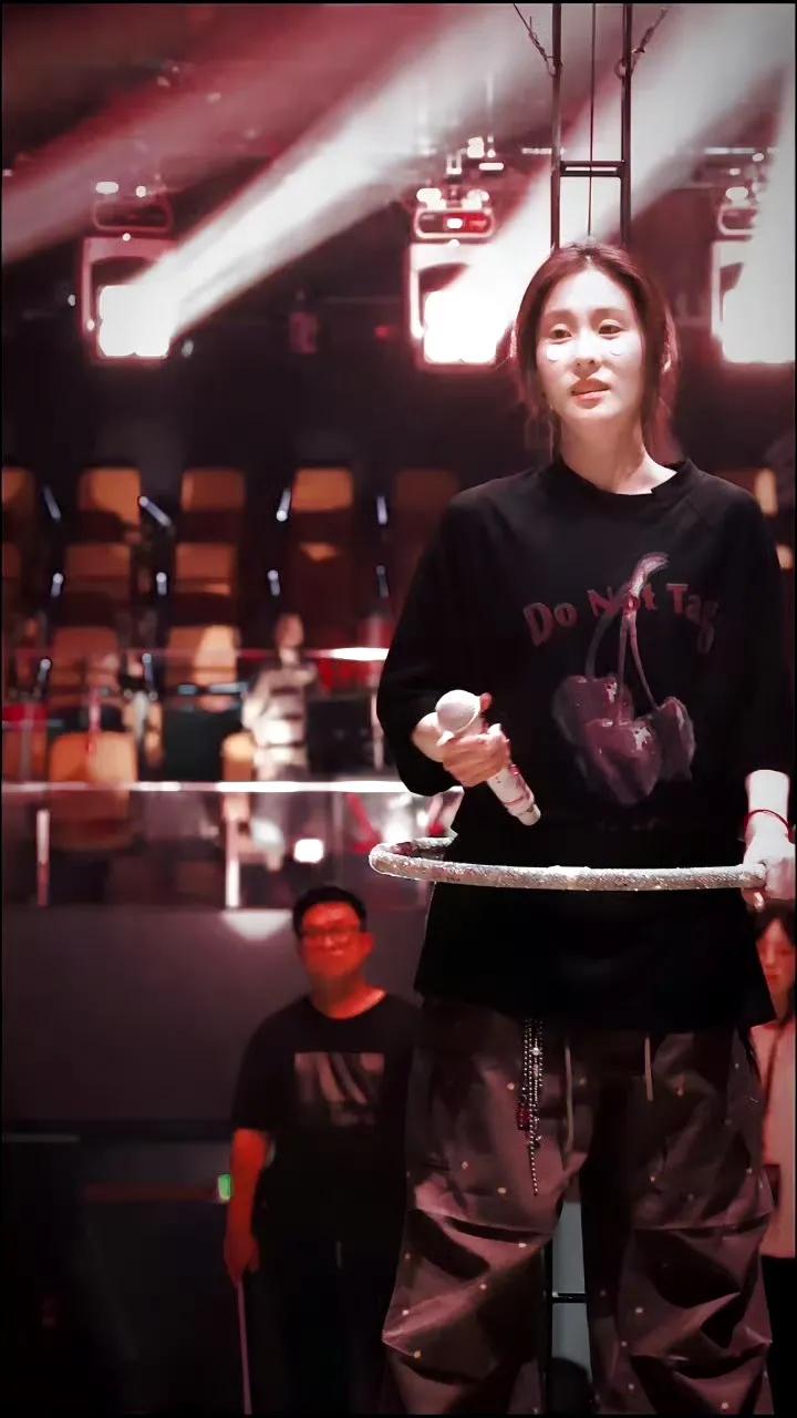张碧晨引发热议！
7月20日，张碧晨突然引发了热议，起因是她在彩排演唱会结束以后