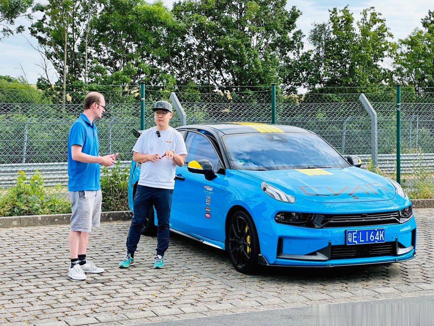 继续以车会友，在停车场打窝。这次来搭讪的图1老哥，是从比利时开奥迪RS 7来跑纽