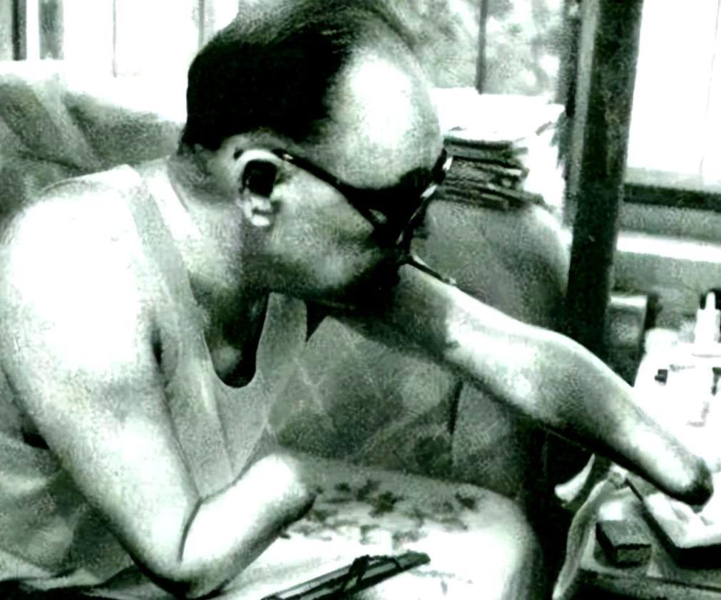 1950年长津湖战役中，年仅17岁的朱彦夫在昏迷中被敌军残忍剖开腹部，剧痛中惊醒