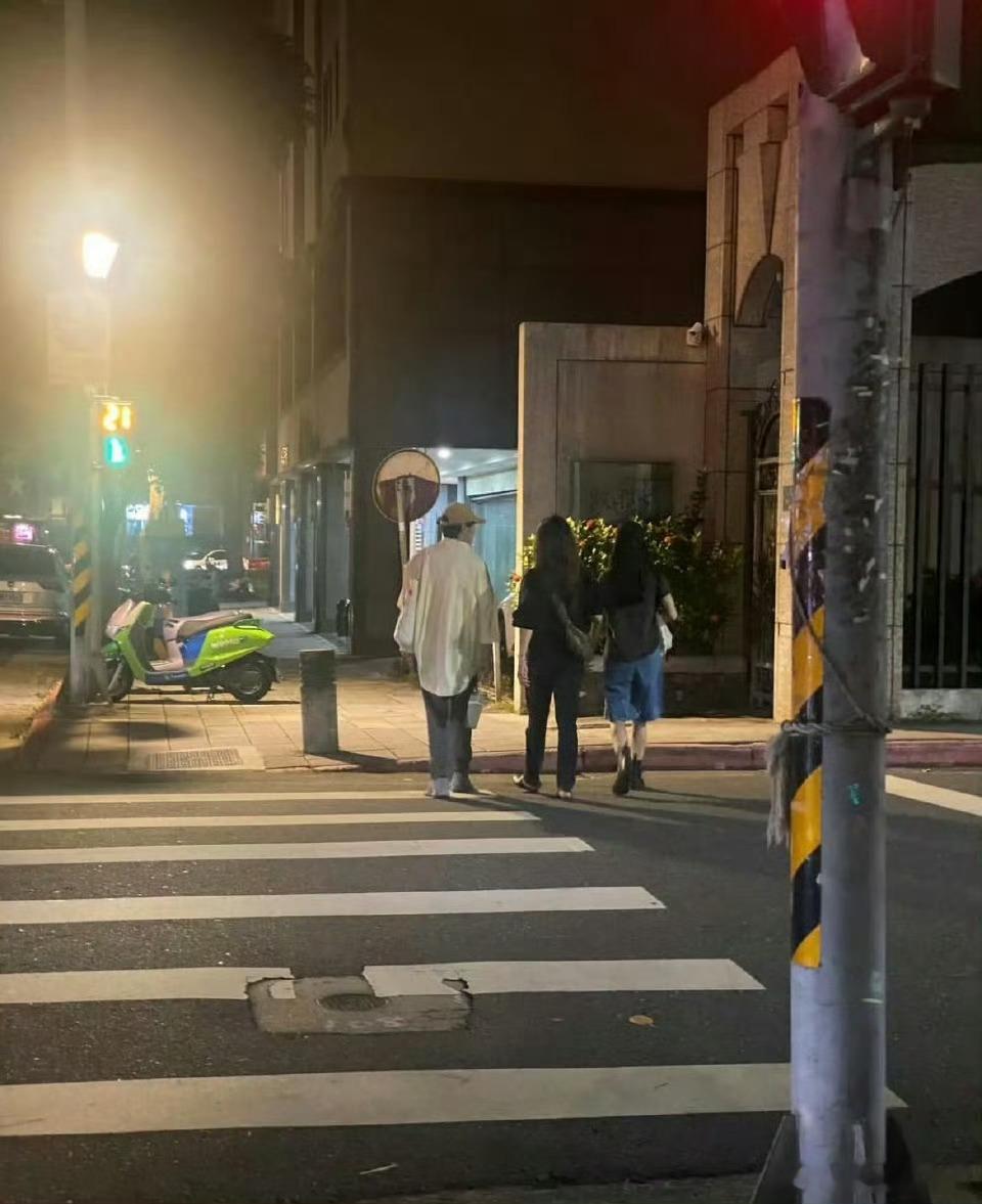 十点了蔡依林还没睡蔡依林啊蔡依林说好的9点半睡觉的呢，被网友活捉了吧，不过深夜能
