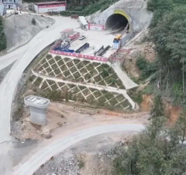 汕头往漳州的高铁建设进展顺畅，漳汕高铁通车后，汕头到福州仅需2小时，到杭州只需3