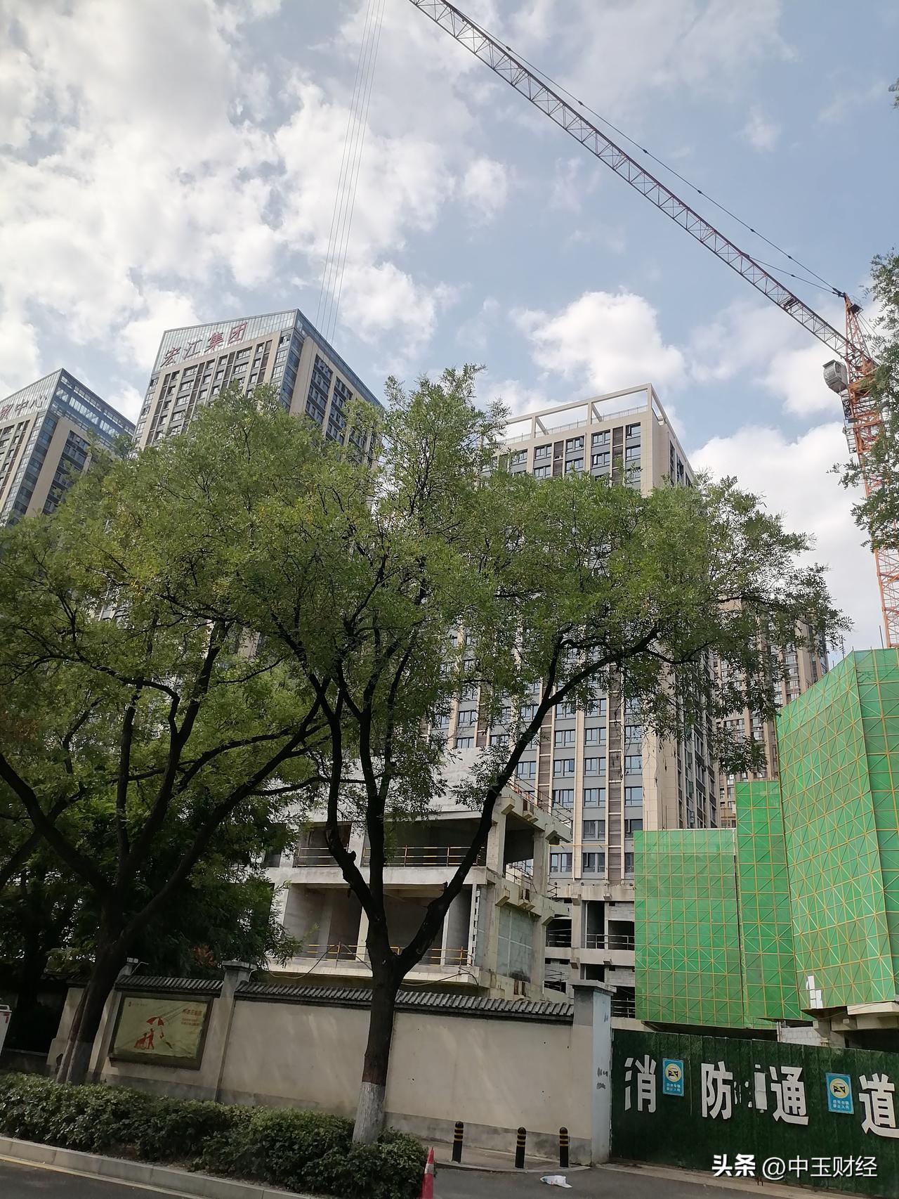 分享一下你随手拍下的照片建筑来自于人类的建造！一个城市总是有不同建筑在建造中。