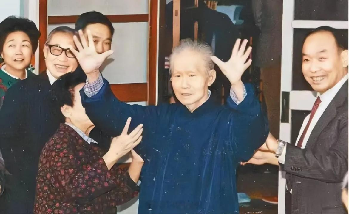 1988年，被软禁33年的孙立人恢复自由时的一幕，彼时他已经88岁高龄，老态龙钟