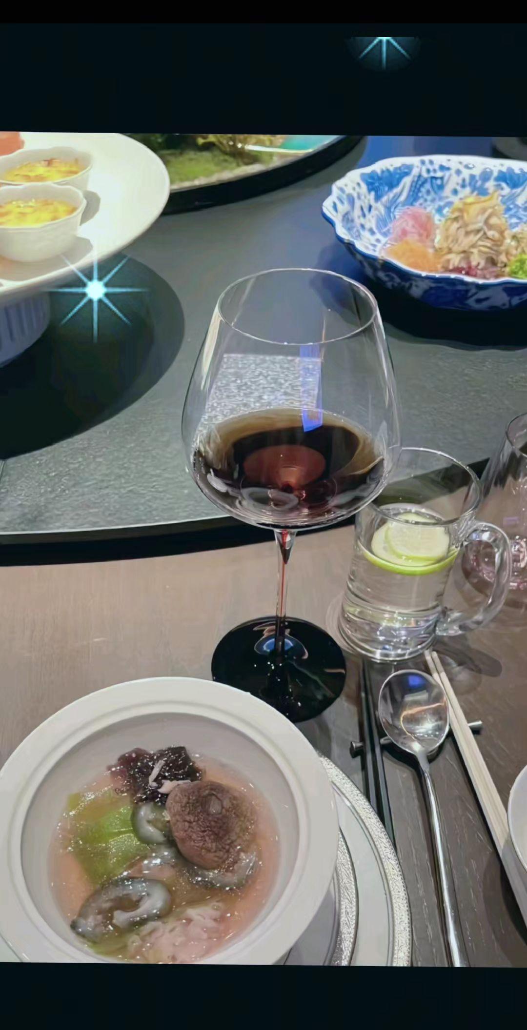 我向来都是感情里死磕到底的人，撞了南墙也不回头。明明满身是伤，痛到窒息，也不肯转