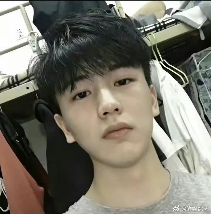 瞧这架势，张凌赫被考古得只剩个裤衩了，仿佛他的人生被彻底“解剖”。孩子本就怀揣梦