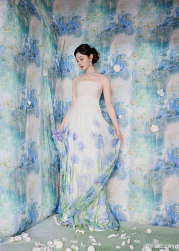 宋轶油画里走出的美人宋轶油画抹胸白裙，完全是油画里走出的美人，莫奈花园好适合她宋