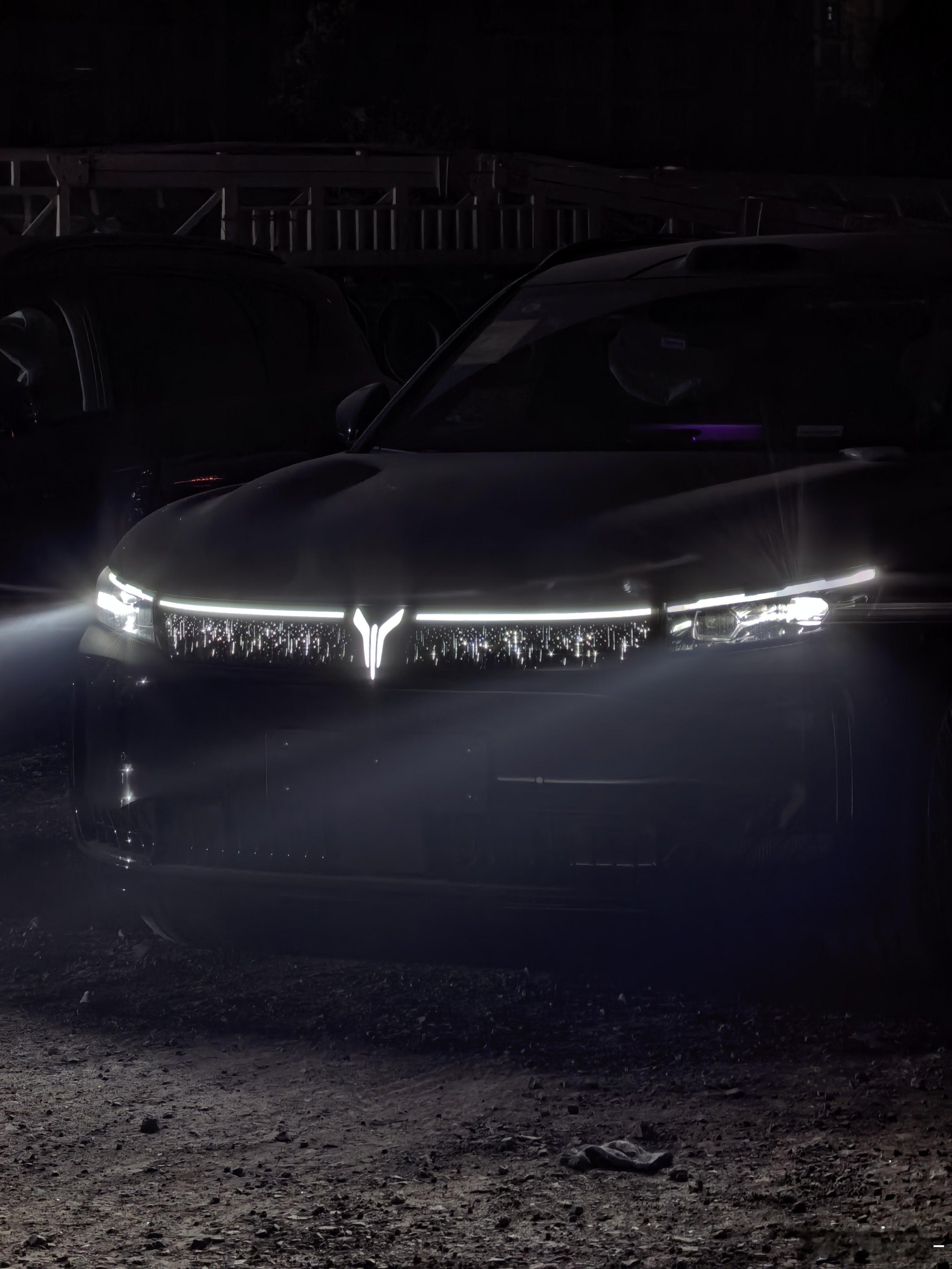 新款岚图Free的头灯组晚上太有情调了辨识度巨高，时尚时尚