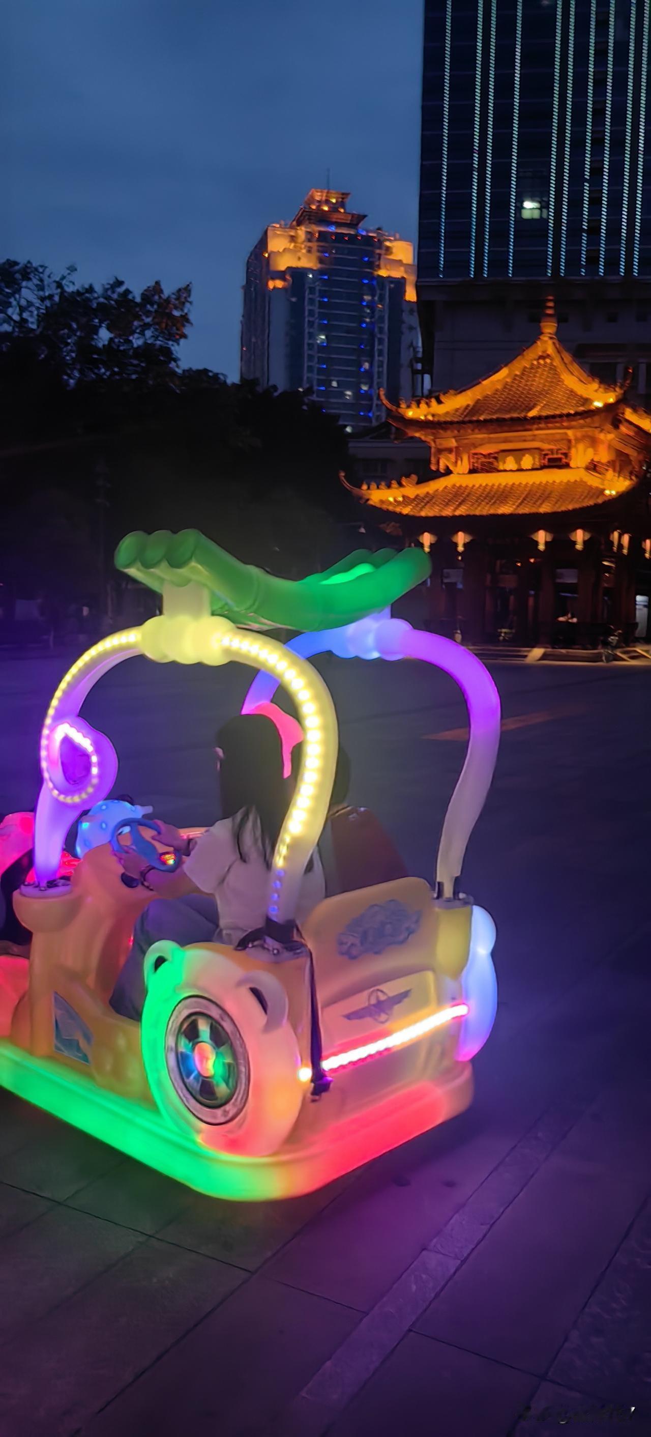 [优秀文章赏析]那一刻，我长大了 

在成长的过程中，我经历过很多的酸甜苦辣。有