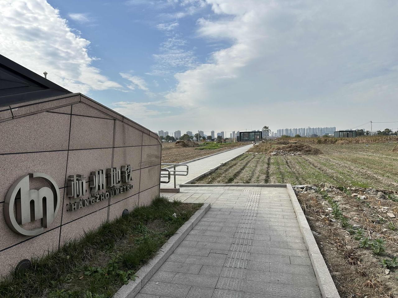 这是我去过最有田园气息地铁口，出了地铁站就能种地