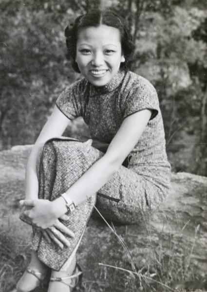 石头上坐着的女子，1930年 ​​​