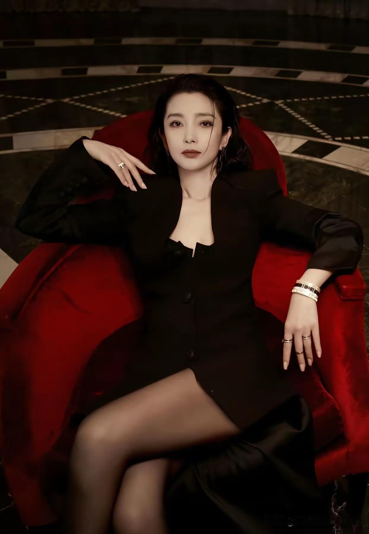 李冰冰的演艺风格最打动人的，是那种极致付出又清醒抽离的矛盾质感。
当年她是“四旦