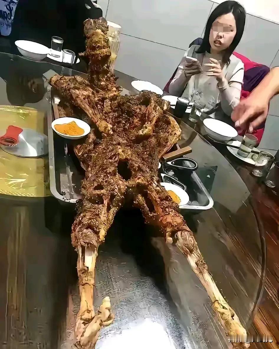 朋友请吃烤全羊，我怎么感觉这羊有点不对劲，有点无从下口啊[黑线]