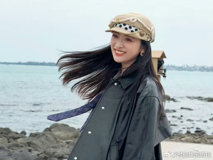 沈月接王鹤棣电话半夜滚下床亲爱的客栈半夜突然响起的电话，原以为会直接挂掉，没想到