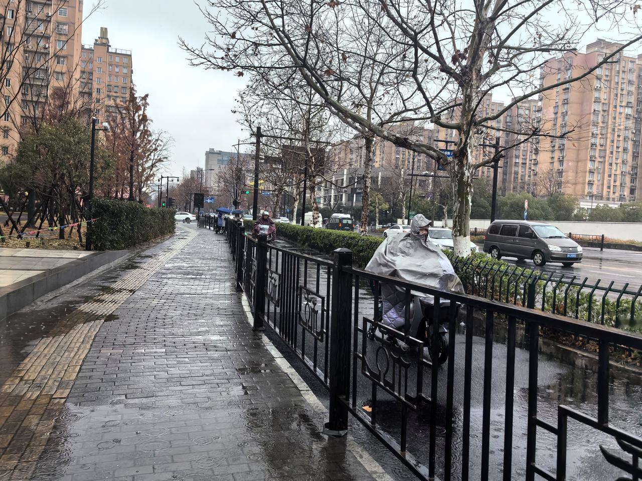 七绝·今日有雨
腊月杭城雨未干，
冷风穿巷骨生寒。
暮烟水岸轻舟绝，
西子愁波断