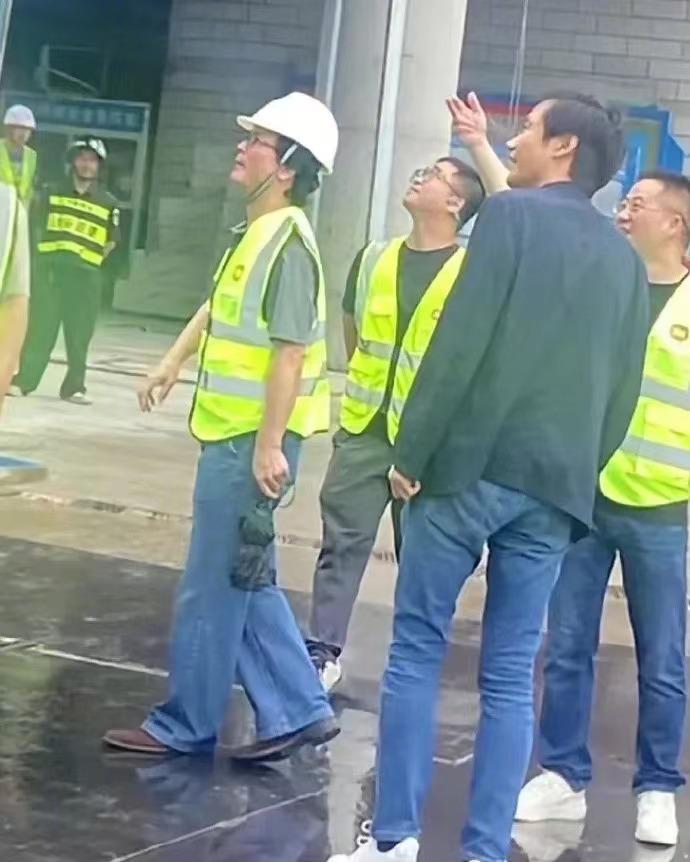 雷军这阵子在深圳可真的是忙的一刻不歇，不仅去了小米汽车门店，还参加完了粤港澳车展