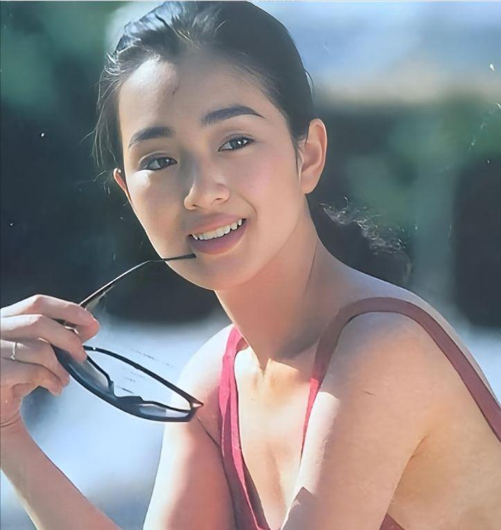 1996年，巩俐嫁给新加坡烟草大王黄和祥，那时31岁的巩俐初婚，满心期待与对方白