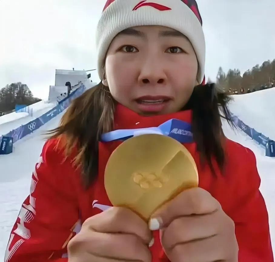 你能想到吗？

徐梦桃获得空中技巧金牌后，

她没有第一时间欢呼庆祝，而是一遍遍