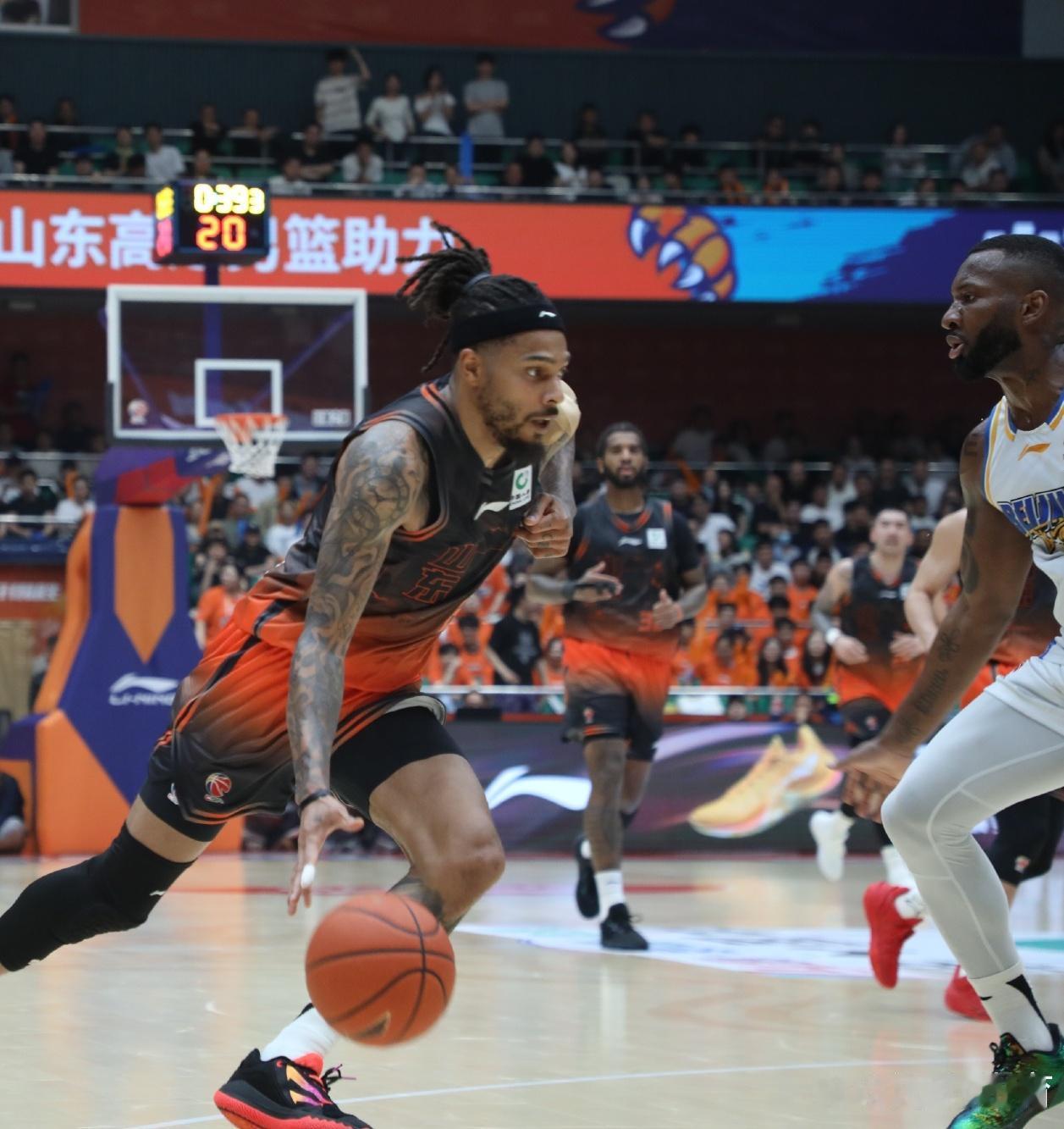 山东高速和北京北汽的比赛。最终山东高速主场遭遇惨败，以76比92输掉比赛。山东高