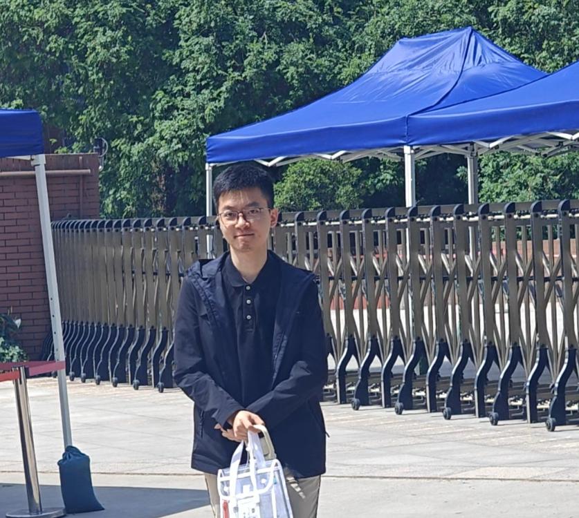暖心高考！西安一考生物理增加23分钟作答时间！

6 月 8 日西安高考现场一幕