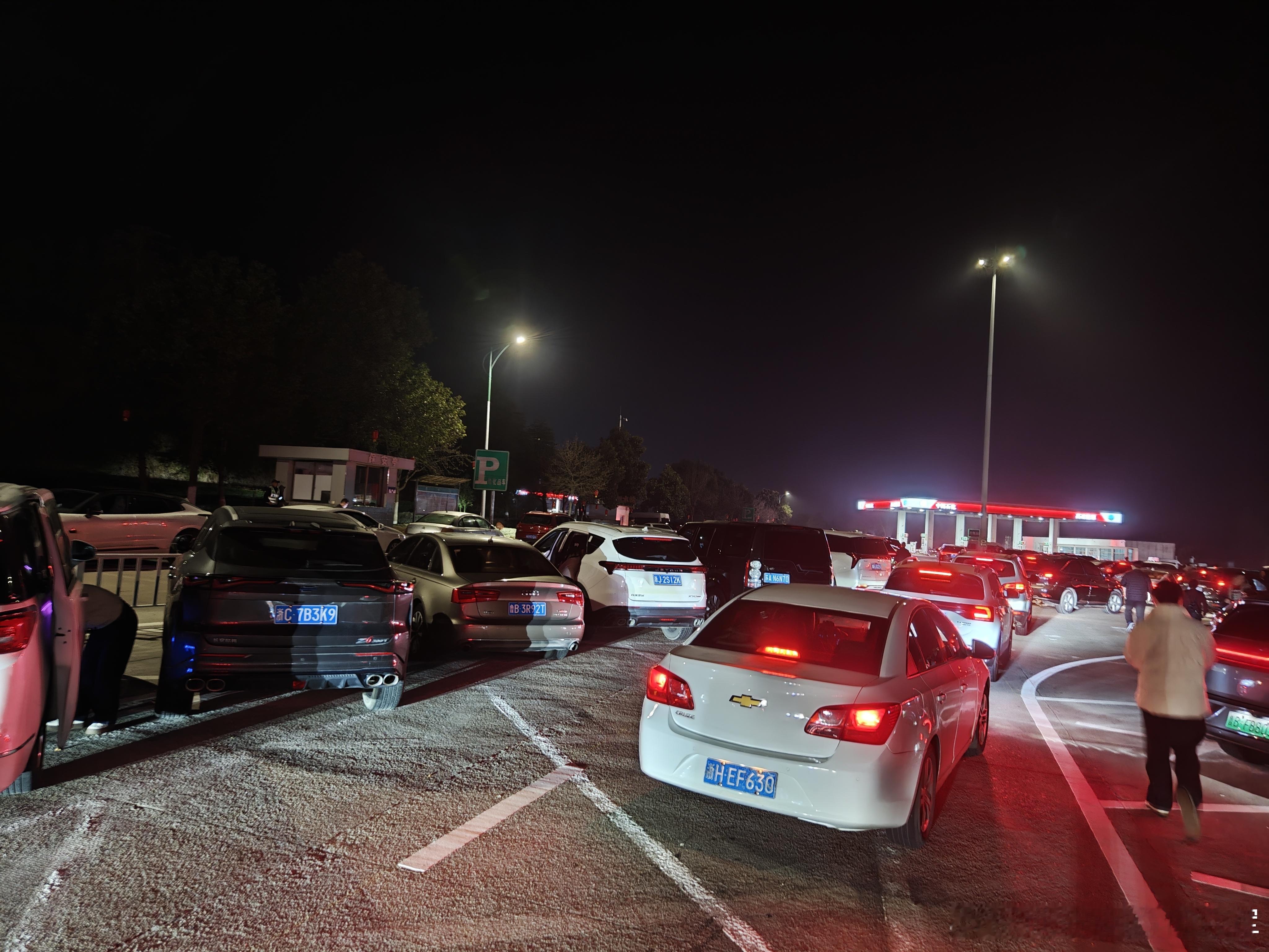 今天开车回老家，服务区无论是充电站还是换电站都有车在等，大家出门还是要耐心，充电