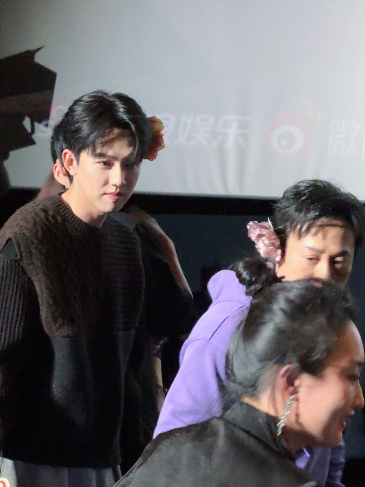 最后再来三张戴花耀 