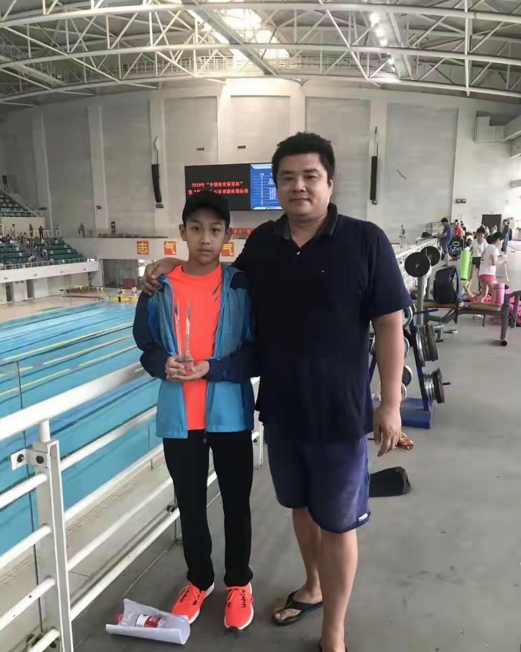 男子4×200米自由泳接力决赛，他压轴登场，极限逆转绝杀日本队，帮队伍锁定金牌。