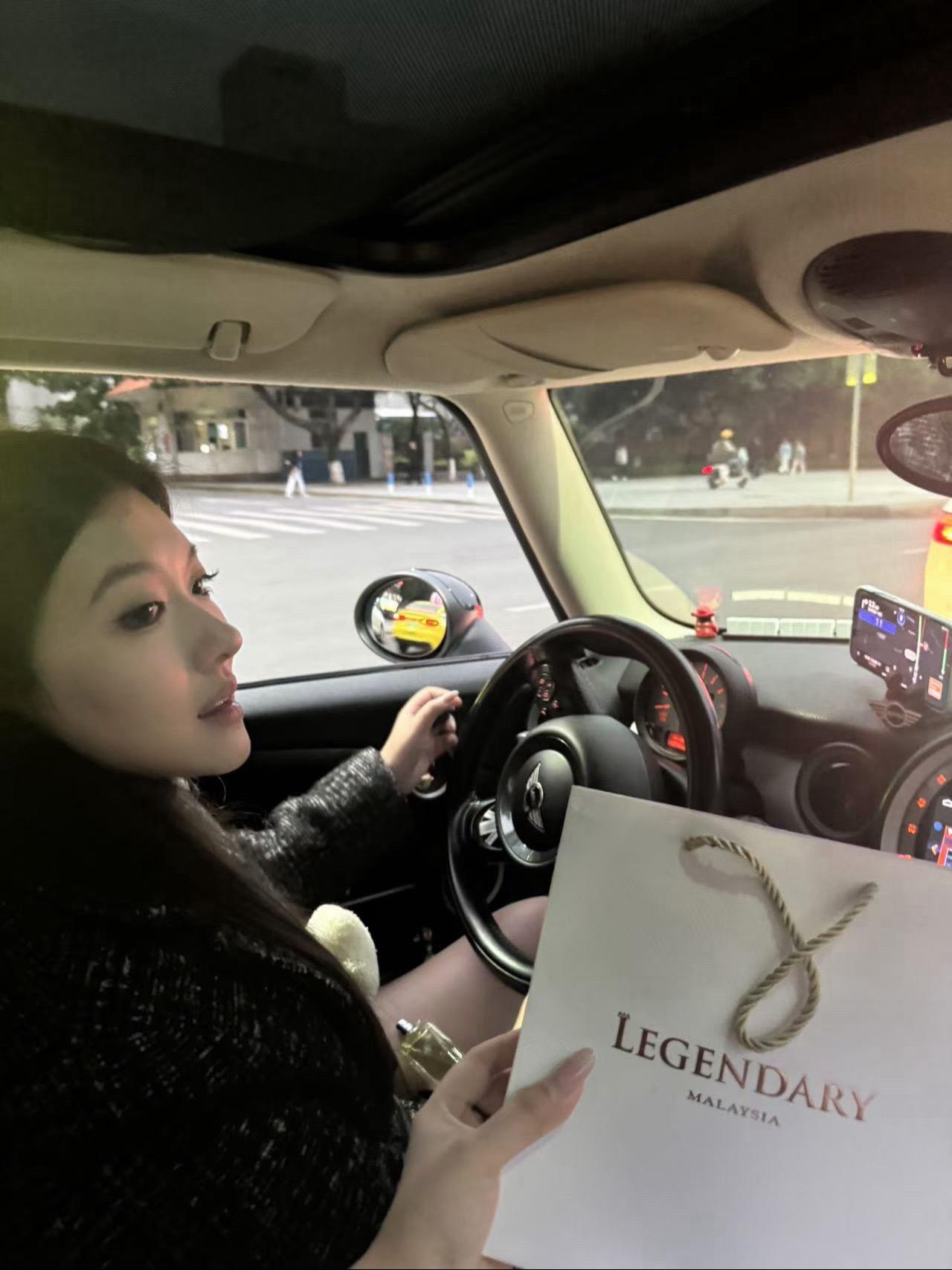 谢谢我的好朋友们总是在记录我。比起我喜欢宅在家里，其实更谢谢总是没忘记...