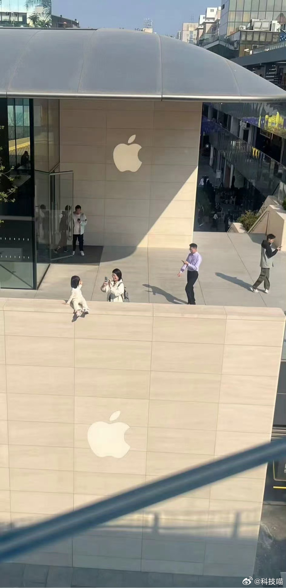 好像是北京三里屯Apple Store，这么拍照太危险了吧？？？！？！