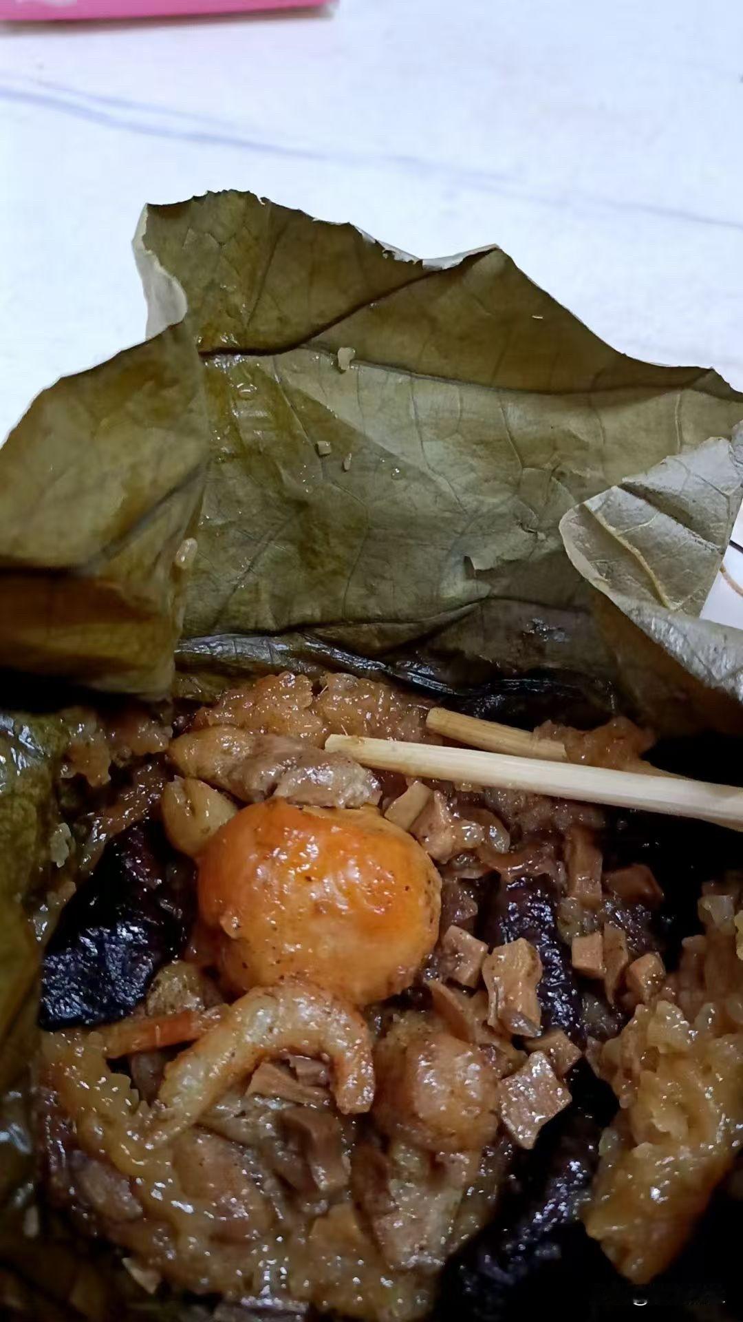 今晚在路边摊挖到宝了！这荷叶包饭一打开那股香直接给我香迷糊了！
叶子裹得严严实实